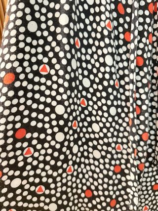 Mono negro con lunares rojos y blancos