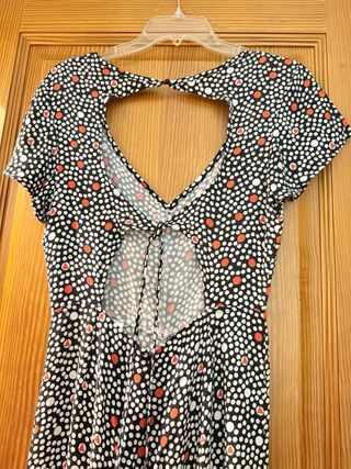 Mono negro con lunares rojos y blancos