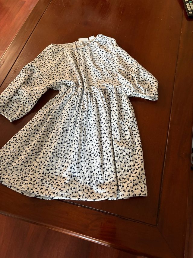 Vestido  niña es de Mango