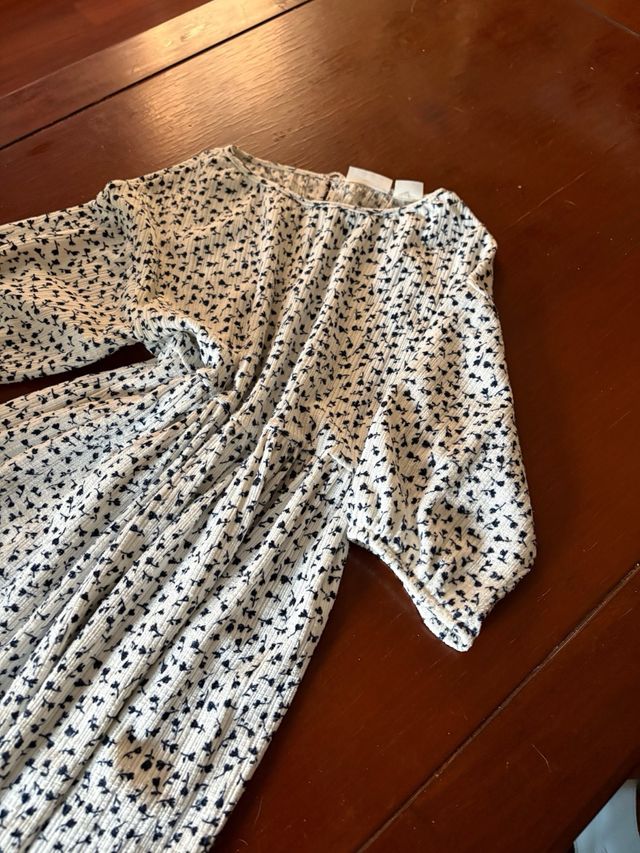 Vestido  niña es de Mango