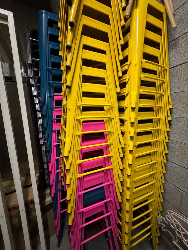 Taburetes metálicos apilables varios colores