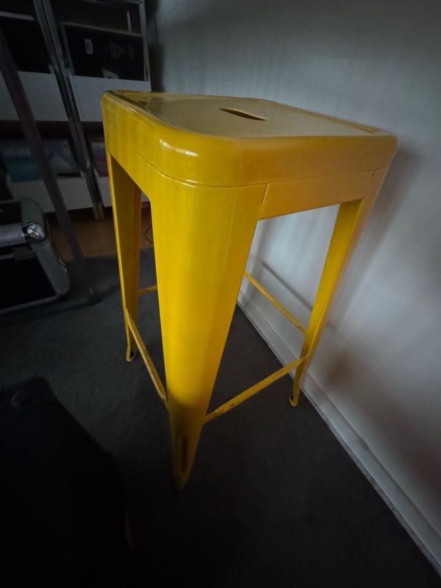 Taburetes metálicos apilables varios colores