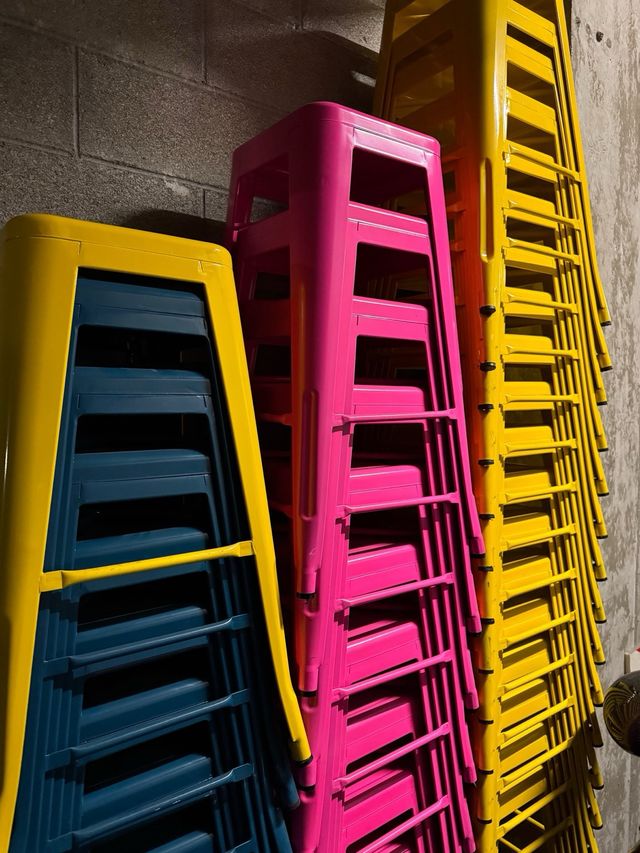 Taburetes metálicos apilables varios colores