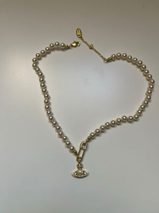 Collar Vivienne Westwood de perlas.