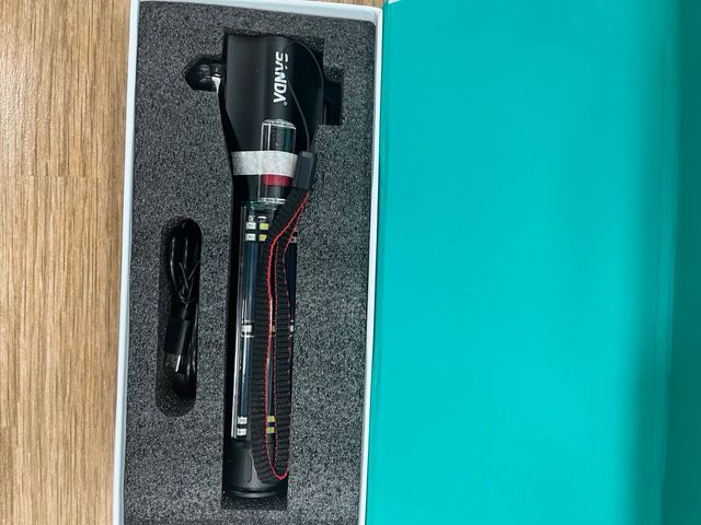 Linterna táctica solar con martillo y cuchilla