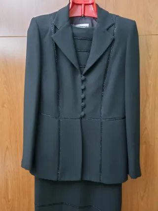 Conjunto de fiesta vestido y chaqueta negro.Modena