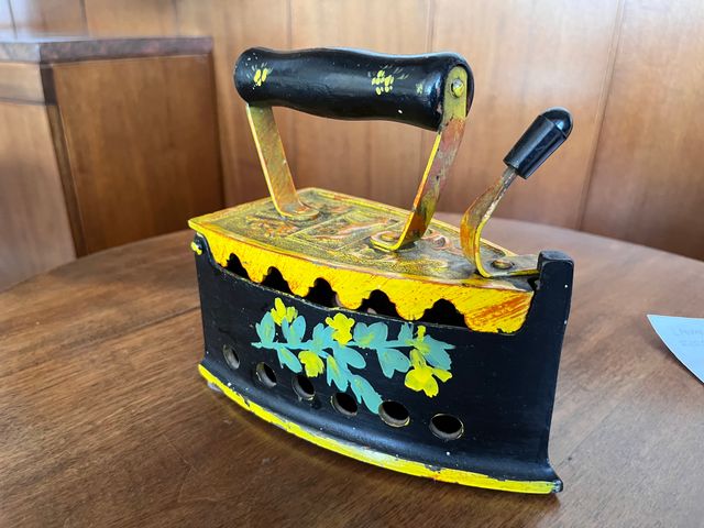 Antico ferro a carbone dipinto a mano