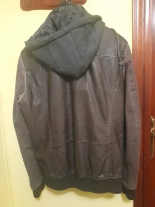 Cazadora de hombre con capucha