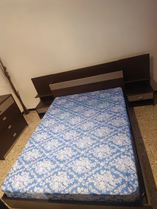 Letto 135x190: materasso, testiera e tavoli