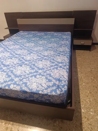 Letto 135x190: materasso, testiera e tavoli