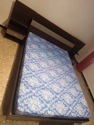 Letto 135x190: materasso, testiera e tavoli