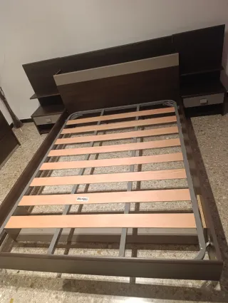 Letto 135x190: materasso, testiera e tavoli