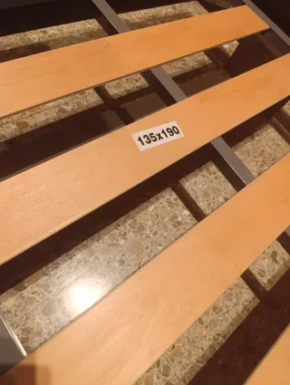 Letto 135x190: materasso, testiera e tavoli
