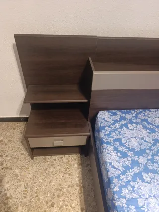 Letto 135x190: materasso, testiera e tavoli