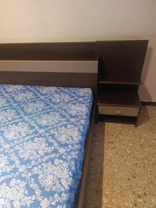 Letto 135x190: materasso, testiera e tavoli