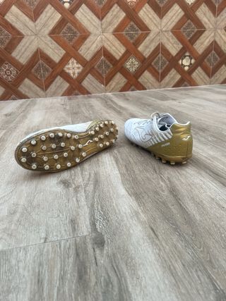 Botas de Fútbol Blancas y Doradas