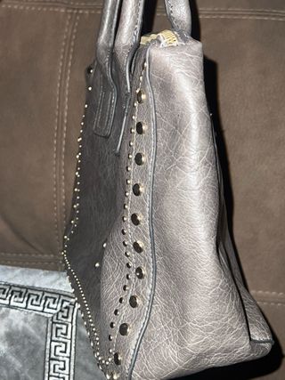 Bolso gris con tachuelas
