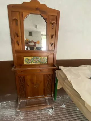 Mesa auxiliar de madera con perchero