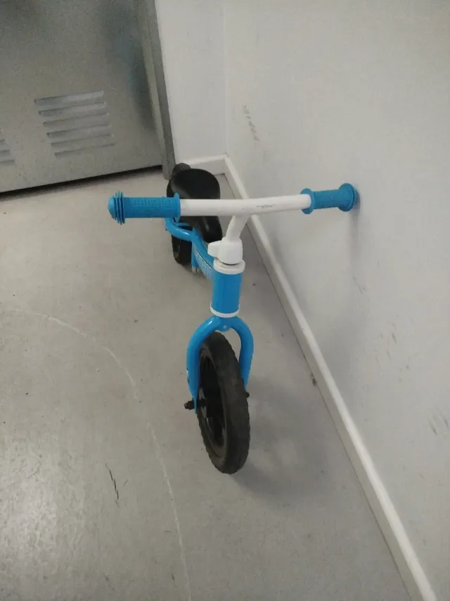 2 bicicletas de equilibrio azules