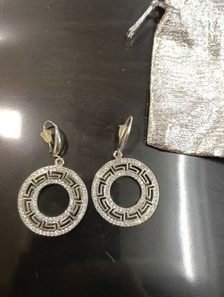 Pendientes circulares con pedrería