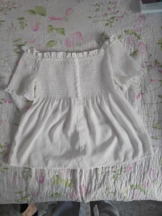 Blusa blanca escotada con botones