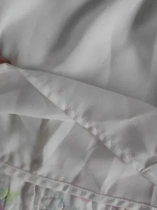 Blusa blanca escotada con botones