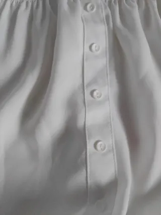Blusa blanca escotada con botones