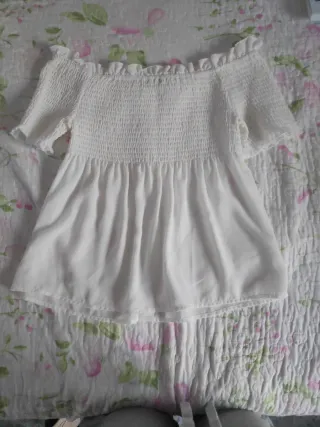 Blusa blanca escotada con botones