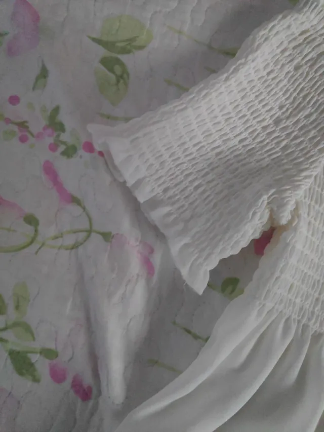 Blusa blanca escotada con botones