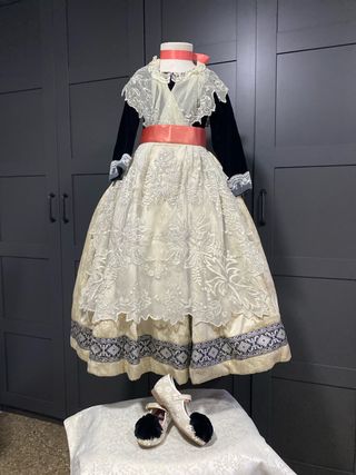Traje de Fallera a l'antiga , se hacen arreglos