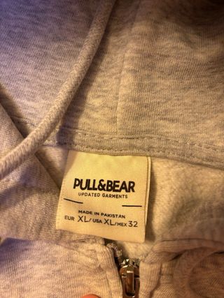 Chaqueta corta gris con cremallera