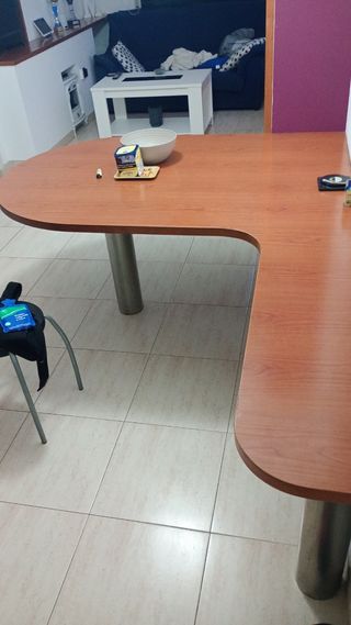 Mesa de comedor de madera y metal