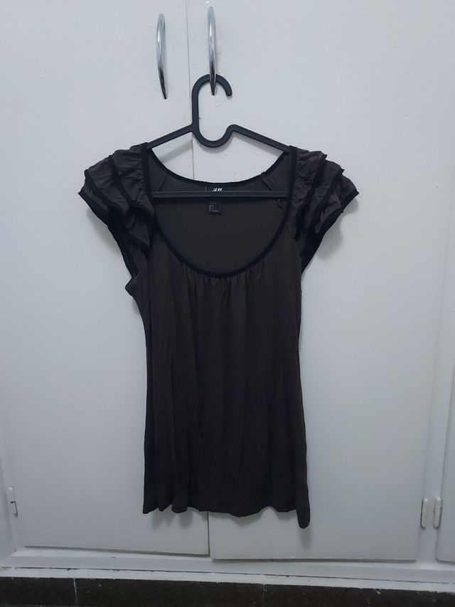 Camiseta H&M marrón volantes S