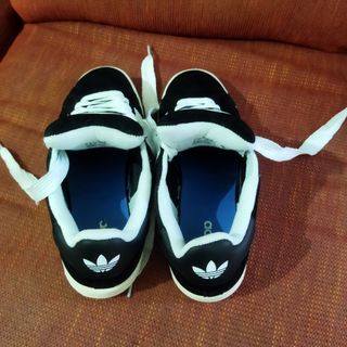 Zapatillas Adidas Negras y Blancas