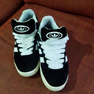Zapatillas Adidas Negras y Blancas