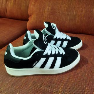Zapatillas Adidas Negras y Blancas