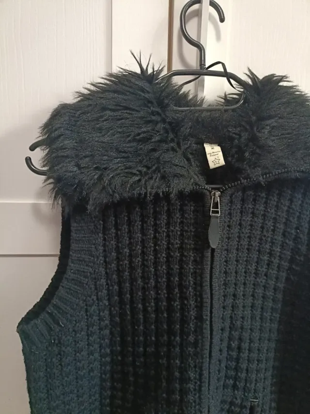 Chaleco negro con cuello de pelo Talla M