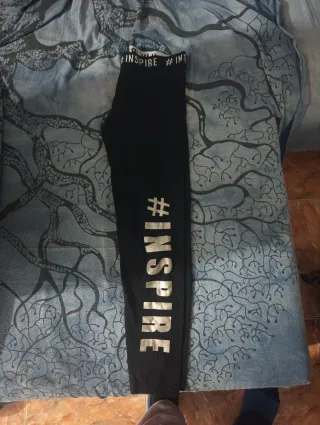 Pantalones negros con #INSPIRE y camiseta blanca