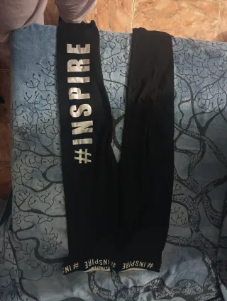 Pantalones negros con #INSPIRE y camiseta blanca