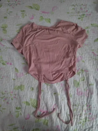 Camiseta rosa ajustada con cordones