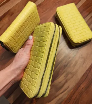 Pack 3 Monederos amarillos. Ideal para 3 regalos.