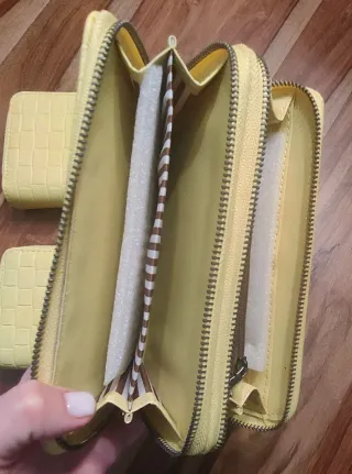 Pack 3 Monederos amarillos. Ideal para 3 regalos.