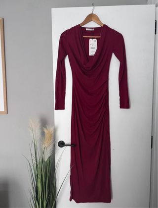 Vestido largo drapeado burdeos Zara