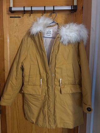 Chaquetón amarillo con capucha y pelo