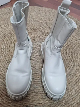 Botas Stradivarius beige.