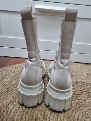Botas Stradivarius beige.