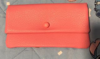 Billetera rosa con broche