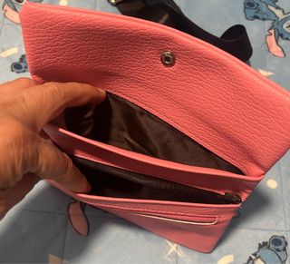 Billetera rosa con broche