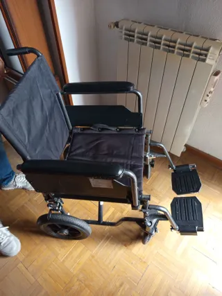 Silla de ruedas negra plegable para adultos