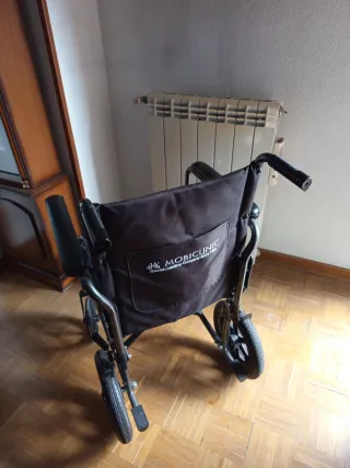 Silla de ruedas negra plegable para adultos